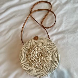 Round woven basket bag
